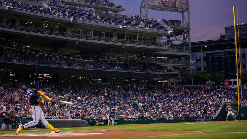 El venezolano Ronald Acuña Jr., de los Bravos de Atlanta, conecta un jonrón en el juego del...
